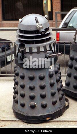 Ein 'alek' von Dr. Who wartet darauf, die Montpellier Street, Knightsbridge, London, auf dem Weg zum Bonhams Auktionsraum zu überqueren, um mit anderen Erinnerungsstücken von Dr. Who zum Verkauf zu gehen. 5/2/99: Die Daleks werden auf Millennium-Marken erscheinen, die im Sommer 1999 von der Royal Mail herausgegeben werden. * die anderen drei Marken in der Entertainer-Serie werden voraussichtlich Bobby Moore halten die WM hoch, Charlie Chaplin und ehemalige Rock-Legende Freddie Mercury. *Bild abgeschnitten und umgekehrt* 04/08/2004 die Daleks werden eine Rückkehr in der neuen Serie von Doctor Who machen, kündigte die BBC heute Mittwoch, 4. August 2004. Das BB Stockfoto