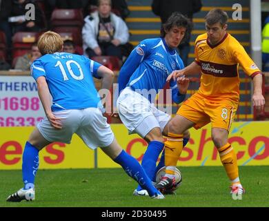 Motherwell's Steve Jennings und St Johnstone's Liam Craig (links) und Francisco Sandaza Challenge Kampf um den Ball St Johnstone's Jamie Adams feiert Scoring während des Clydesdale Bank Scottish Premier League Spiel in Fir Park, Motherwell. Stockfoto