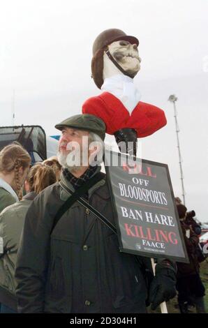 Ein Anti-Blood-Sport-Protestant beim dreitägigen Waterloo Cup Hare Coursing Trial auf Lord Leverhulme's Anwesen in Altcar, Lancashire, wo 4,000 Enthusiasten zusammenkamen, um 48 paarige Hunde beim Wettstreit gegeneinander zu beobachten und Punkte für das Wenden oder Töten eines Hasen zu sammeln. Stockfoto