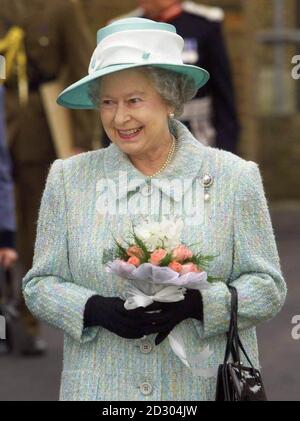 Die britische Königin Elizabeth II. Bei einem Besuch der St-Martin-in-the-Fields High School for Girls in Tulse Hill im Süden Londons. Ihr Besuch markiert den 300. Jahrestag der Schule, in der fast neun von 10 der 600 Schüler aus ethnischen Hintergründen kommen. * die Schule hat in der Vergangenheit einen königlichen Besuch veranstaltet ... die Königin Mutter besuchte sie vor 70 Jahren. Stockfoto