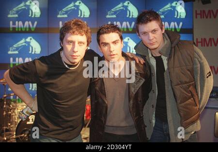 Das walisische Pop-Trio The Stereophonics nach einem Auftritt im Londoner HMV-Plattenladen. Von L-R Drummer Stuart Cable (L), Gitarrist/Sänger Kelly Jones (Mitte) und Bassist Richard Jones. Stockfoto