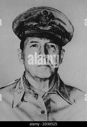 General Douglas MacArthur (1880-1964). Wurde während des Zweiten Weltkriegs (1944) kommandierender General der US-Streitkräfte im Pazifik und akzeptierte die Kapitulation Japans, dessen alliierte Besetzung er befehligte (1945-51). * Er war Oberbefehlshaber der Vereinten Nationen in Korea (1950-51), bis er von Präsident Truman entlassen wurde. Stockfoto