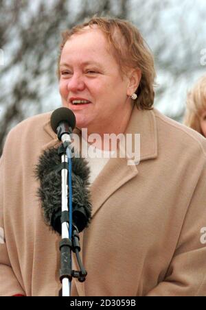 Der nordirische Sekretär Mo Mowlam spricht mit den Menschen in Warrington bei einer Trauerfeier für das Friedenszentrum von Warrington. Stockfoto