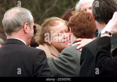 Der nordirische Sekretär Mo Mowlam trifft sich mit den Menschen in Warrington bei einer Trauerfeier für das Warrington Peace Center. Stockfoto