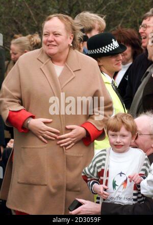 Der nordirische Sekretär Mo Mowlam trifft die Menschen in Warrington während einer Trauerfeier für das Friedenszentrum von Warrington. Stockfoto