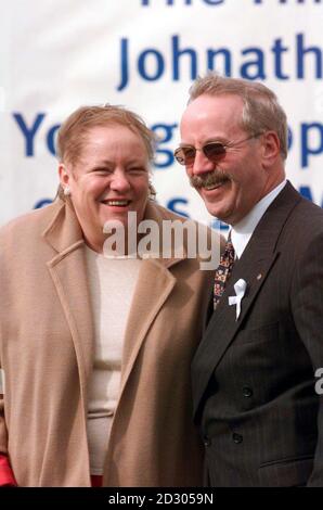 Der nordirische Sekretär Mo Mowlam mit Colin Parry, dessen Sohn Tim bei den Bombenanschlägen in Warrington getötet wurde, bei einer Spatenstich-Zeremonie für das Warrington Peace Center in Warrington. Stockfoto