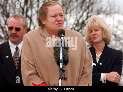 Der nordirische Sekretär Mo Mowlam spricht bei einer Trauerfeier für das Warrington Peace Center in Warrington, beobachtet von Colin und Wendy Parry, deren Sohn Tim bei den Bombardierungen von Warrington getötet wurde. Stockfoto