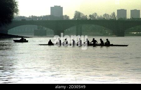 Die Oxford University rudert auf der Themse in Putney, London, während sie sich auf das Oxford und Cambridge University Boat Race vorbereiten. Stockfoto