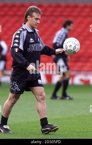 Juventus-Spieler Didier Deschamps beim Training in Old Trafford, in Vorbereitung auf das UEFA Champions League Halbfinale des ersten Fußballspiels seiner Mannschaft gegen Manchester United. * 22/06/99 Deschamps unterzeichnet Chelsea für 3 Millionen. Die Unterzeichnung des französischen WM-Siegers Didier Deschamps ist ein weiteres Zeichen für Chelseas Absicht, in der Champions League einen großen Eindruck zu hinterlassen. Stockfoto