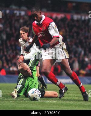 Dieses Bild darf nur im Rahmen eines redaktionellen Features verwendet werden. Nicolas Anelka von Arsenal nimmt den Ball im Halbfinale des FA Cup in Villa Park um Manchester United-Torwart Peter Schmeichel. Endergebnis: Arsenal 1 man United 2, nach der Extrazeit. * 2/8/99 : Anelka hat einen 7-Jahres-Vertrag mit Real Madrid unterzeichnet. Stockfoto