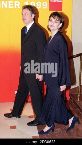 Premierminister Tony Blair und Frau Cherie kommen beim Gala-Dinner der Labour Party in London an. Stockfoto