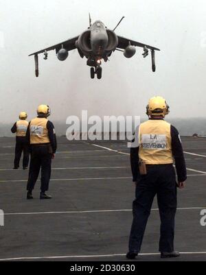 Ein FA2 Sea Harrier landet auf dem Deck des unbesiegbaren Flugzeugträgers HMS, als er sich den NATO-Truppen vor der Balkanküste anschließt. Das Flugzeug wird den britischen Beitrag zu Luftangriffen gegen serbische militärische Ziele verstärken. *16/04/1999 einer FA2 Sea Harrier Landung auf dem Deck von HMS Invincible Flugzeugträger. Ein ähnliches Flugzeug landete am 8. Oktober 2001 in der Royal Navy Air Station Yeovilton, Somerset, landete aber im Fluss Yeo in der Nähe der Basis. Das Flugzeug konnte nicht auf der Landebahn anhalten und der Pilot wurde gezwungen, auszuwerfen. Das Flugzeug lief vom Ende der Start- und Landebahn ab und landete versenkt Stockfoto