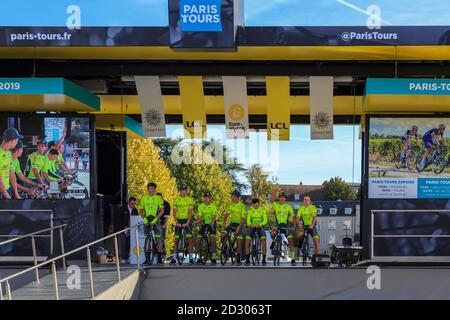 Chartres, Frankreich - 13. Oktober 2019: Team Wallonie Bruxelles ist auf dem Podium in Chartres, während der Mannschaften Präsentation vor dem Herbst Französisch cycl Stockfoto