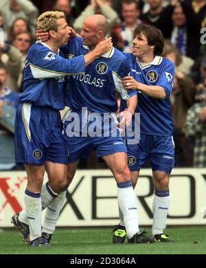 Dieses Bild kann nur im Rahmen einer redaktionellen Funktion verwendet werden. Chelsea's Dan Petresceau (L) wird von den Teamkollegen Gianfranco Zola (R) und Frank Leboeuf nach dem Treffer gegen Leicester City während ihres FA Premiership Fußballspiels gratuliert. Stockfoto