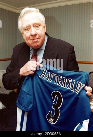 Lord Roy Hattesley wurde als Promi-Fan von Sheffield Wednesday in die "Hall of Fans" aufgenommen. Die FA Premier League „Hall of Fame“ wird im Juni 1999 in Hillsborough eröffnet. Stockfoto
