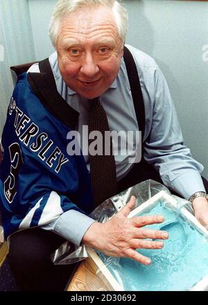 Lord Roy Hattesley bereitet eine Handbesetzung vor, als er als Promi-Fan von Sheffield Wednesday in die "Hall of Fans" aufgenommen wurde. Die FA Premier League „Hall of Fame“ wird im Juni 1999 in Hillsborough eröffnet. Stockfoto