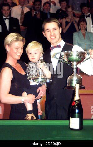 Stephen Hendry feiert mit seiner Frau Mandy und ihrem Sohn Blaine, nachdem er Mark Williams 18-11 besiegt hatte, die siebte Weltmeisterschaft der Snooker-Weltmeisterschaft der Botschaft im Crucible in Sheffield zu einem Rekordsieg. Stockfoto