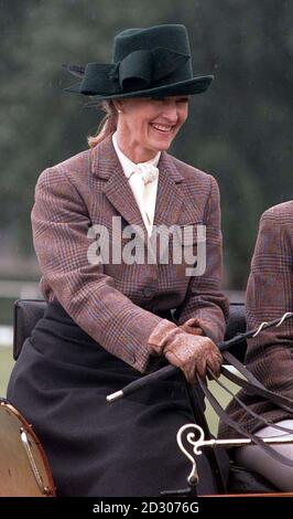 Lady Romsey lächelt, als sie ihren Pony-Tandemwagen auf der Royal Windsor Horse Show in Windsor, Berkshire, fährt. Stockfoto