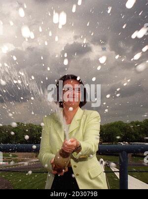 Die 31-jährige Millionärin Nicola Foulston, die die Brands Hatch Leisure Group leitet, feiert mit Champagner, nachdem sie angekündigt hat, dass der britische Grand prix bis zum Jahr 2002 auf die Rennstrecke von Brands Hatch (anstelle von Silverstone) zurückkehren wird. Stockfoto