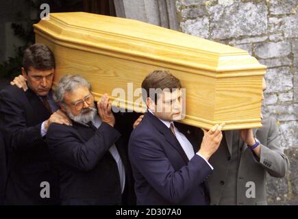 Mark Reed (vorne links) trägt den Sarg seines Vaters, Schauspieler Oliver Reed, nach einem Gottesdienst in der St. James Church, Mallow, Co. Cork in Irland. Prominente Freunde sind nach Irland geflogen, um den Star auf seiner letzten Reise anzustoßen, als er vor dem Hintergrund seines Lieblingskneibs begraben wird. Stockfoto