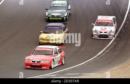 Vauxhall Yvan Muller nutzt die Fehler von Anthony Reid (Ford) und Laurent Aiello (Nissan), um den Sieg in der siebten Runde der British Touring Car Championship 1999 in Brands Hatch zu gewinnen. Stockfoto