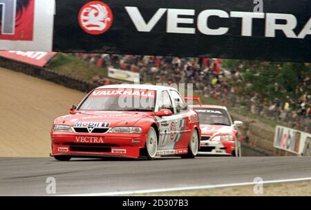 Vauxhall Yvan Muller auf dem Weg zum Sieg in der siebten Runde der British Touring Car Championship 1999 in Brands Hatch. Stockfoto