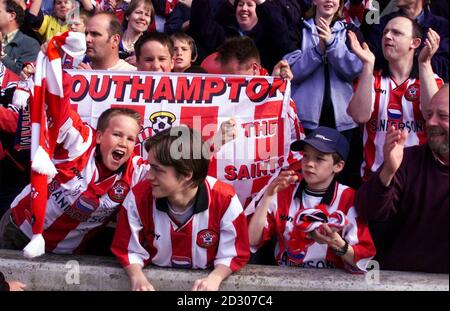 Southampton-Fans feiern, wie sie dem Abstieg entkommen, nachdem ihr Sieg über Everton im Jahr 2-0 bei Dell ihnen eine weitere Saison in der Spitzenliga des englischen Fußballs garantiert. Stockfoto