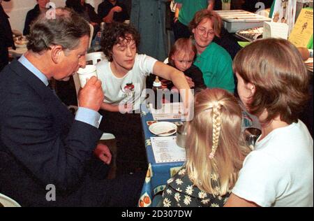 Der Prinz von Wales genießt eine Tasse Tee während eines Besuchs in Zebedees Café in Truro, Cornwall, als Teil seiner Tour durch die Grafschaft. Stockfoto