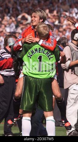 Dieses Bild kann nur im Rahmen einer redaktionellen Funktion verwendet werden. Der Manchester United-Torwart David Beckham feiert mit Peter Schmeichel nach dem Sieg über Newcastle United 2-0 im AXA FA Cup Finale in Wembley. Stockfoto