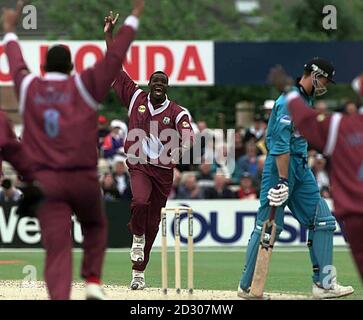 West Indies Bowler Reon King feiert die Entlassung des neuseeländischen Kapitäns Stephen Fleming während ihres Cricket-WM-Spiels in Southampton. Stockfoto