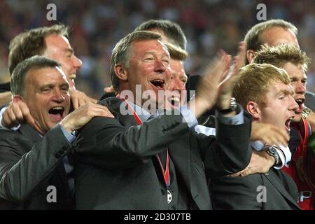 Dieses Bild kann nur im Rahmen einer redaktionellen Funktion verwendet werden. Manchester United-Chef Alex Ferguson feiert nach dem Sieg seiner Mannschaft im Fußball-Europameisterschaft in Barcelona gegen Bayern München mit 2:1 und einem historischen Treble. Stockfoto