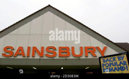 Sainsbury's Superstore in Liverpool, wo die Ankündigung von Stellenabbau auf einen Einbruch der Popularität für das Unternehmen der Supermarktgiganten hindeutet. Sainsbury wird 1,100 Managementarbeitsplätze nach der Enthüllung des schleppenden Gewinnwachstums abschaffen. * die meisten Geschäfte im ganzen Land wären von den Kürzungen betroffen. Stockfoto