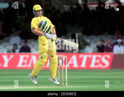 Der australische Eröffnungs-Schlagmann Adam Gilchrist sieht mit diesem Türsteher des Simbabwes Neil Johnson während ihres Cricket-WM-Cricket-Spiels bei Lords unwohl aus. Stockfoto