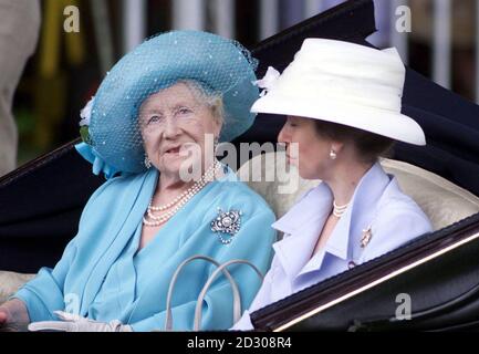 Die Königinnen Mutter und Prinzessin Royal treffen am Ladies Day in der Siegerkapalle auf der Royal Ascot Rennbahn ein. Stockfoto