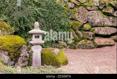 Alte Steinlaterne im japanischen Garten. Polen, Shklarska poreba. Selektiver Fokus. Stockfoto