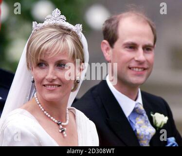 S.H. Prinz Edward, der jüngste Sohn der britischen Königin Elizabeth 2, und seine Braut Sophie Rhys-Jones, die später als Graf und Gräfin von Wessex bekannt sein wird, verlassen nach ihrer Heirat die St. George's Chapel in Windsor Castle in einem offenen Kutschenwagen. Stockfoto