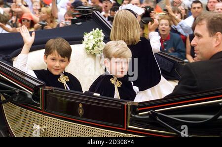 Prinz Andrew (rechts), die Pagenjungen Felix Sowerbutts (links) und Harry Warburton und die Brautjungfer Olivia Taylor folgen Prinz Edward und Sophie Rhys-Jones nach ihrer königlichen Hochzeit in der St. George's Chapel auf dem Gelände des Windsor Castle. * zweite Kutsche in Prozession. Stockfoto