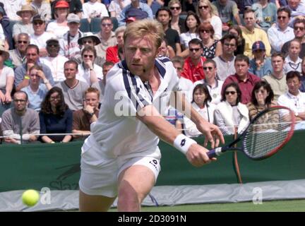 Boris Becker (Deutschland) im Einsatz gegen Miles Maclagan (Großbritannien) bei den Wimbledon Tennis Championships. Stockfoto