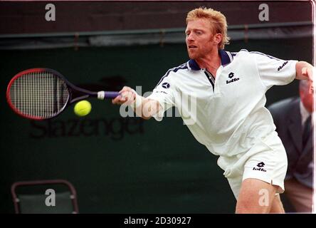 Keine Kommerzielle Nutzung. Der Deutsche Boris Becker im Einsatz während seines Spiels gegen Miles Maclagen in Wimbledon. Stockfoto