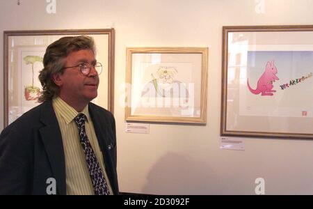 Galerist Ian Wallace vor einigen der Skizzen von Dead Beatle, John Lennon, die in der Matthew Street Gallery in Liverpool ausgestellt wurden. Stockfoto