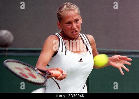 Keine kommerzielle Nutzung: Die russische Anna Kournikova im Kampf gegen Ma Alejandra Vento aus Venezuela bei der Wimbledon Tennis Champioships, London. Stockfoto