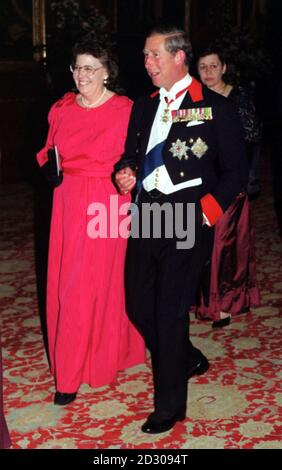 Der Prinz von Wales kommt bei dem Staatsbankett an, das von der Königin und dem Herzog von Edinburgh zu Ehren des ungarischen Präsidenten Arpad Goencz und seiner Frau Maria im Schloss Windsor veranstaltet wird. Stockfoto