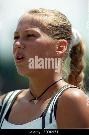 Keine kommerzielle Nutzung: Die Russin Anna Kournikova, während ihres Sieges 7-5 6-4 gegen Maria Alejandra Vento aus Venezuela bei den Wimbledon Tennis Champioships in London. Stockfoto