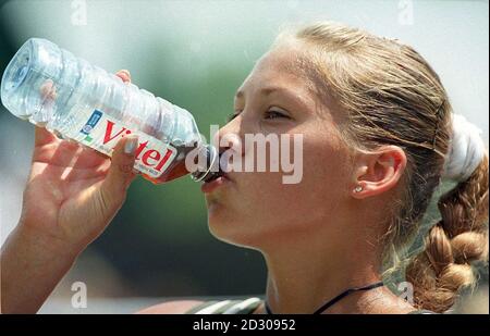 Keine kommerzielle Nutzung: Die Russin Anna Kournikova macht während ihres Spiels gegen Maria Alejandra Vento aus Venezuela bei den Wimbledon Tennis Championships eine Pause. Kournikova gewann 7-5 mit 6:4. Stockfoto