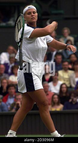 Keine Kommerzielle Nutzung. Die Südafrikanerin Mariaan De Swardt zeigt ihre Frustheit, nachdem sie in Wimbledon gegen die deutsche Steffi Graf verloren hatte. Graf besiegte De Swardt 4-6, 6-3, 6-2. Stockfoto