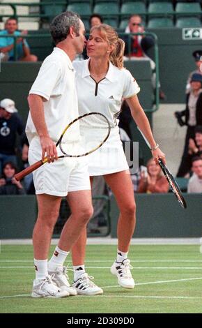 Keine kommerzielle Nutzung. Die deutsche Steffi Graf und der amerikanische John McEnroe feiern nach ihrem 6-2 6-4-Doppelsieg über J Coetzee und E Melcharova bei den Wimbledon Tennis Championships 1999. Stockfoto