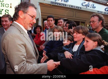 Von begeisterten Fans vor der Leinwand im Hill-Kino im Norden Londons begrüßt, nimmt Regisseur Steven Spielberg an der Vorpremiere seiner Oscar-prämierten Langfilm-Dokumentation über den jüdischen Holocaust "The Last Days" Teil. * der von Spielberg mit der Shoah Foundation produzierte Film. Firestone ist auch ein Dozent für den Holocaust und Menschenrechte in den USA nahm auch an der Vorführung Teil. Stockfoto