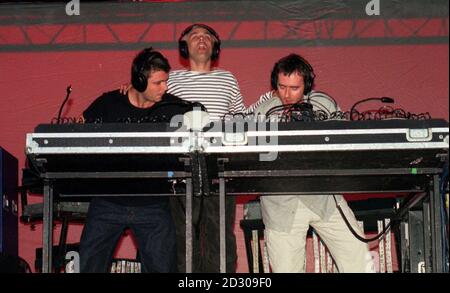 Die Band 'Underworld', l-r Rick Smith, Karl Hyde und Darren Emerson, treten auf der Pyramid Stage während des Glastonbury Festivals 1999 auf. Stockfoto