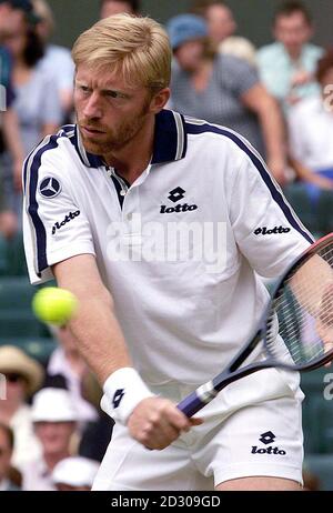 Keine kommerzielle Nutzung: Boris Becker (Deutschland) im Einsatz bei seinem Spiel gegen Patrick Rafter (Australien), bei den Wimbledon Tennis Championships. Stockfoto