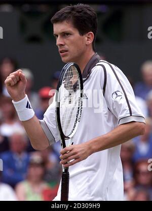 Keine kommerzielle Nutzung. Tim Henman feiert seinen Sieg gegen den Amerikaner Jim Courier während der Wimbledon Tennis Championships 1999. Stockfoto